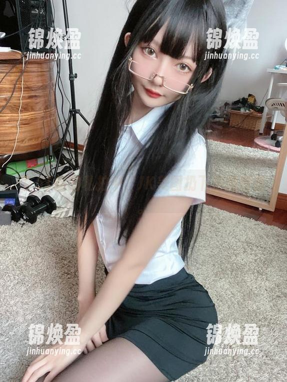在51酱的私拍中，JK美图扔下你的防备。