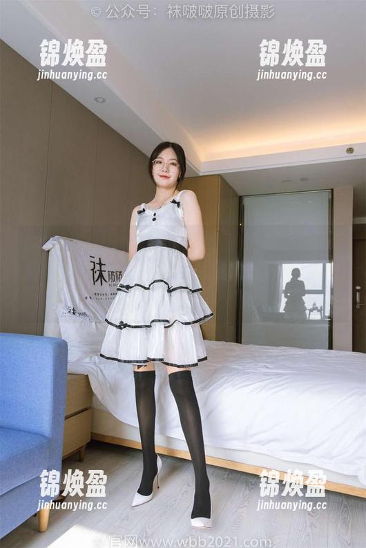 BoBoSocks袜啵啵-小沫 BoBoSocks袜啵啵 - 听说小沫想拍个两双板鞋,结果搞成了壁纸风,这原图到底还有多能折腾?