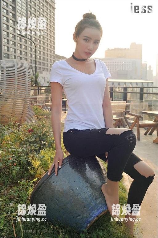 IESS异思趣向-优优 IESS异思趣向 - 优优白丝一族:精选写真,掀起职场小波澜