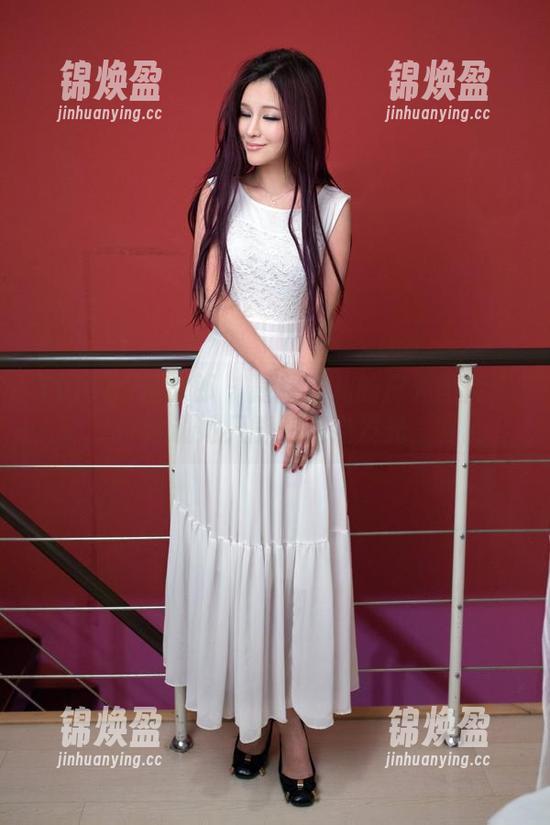 TuiGirl推女郎-嘉宝贝儿 TuiGirl推女郎 - 嘉宝贝儿的户外图库:谁说她只能在室内发光