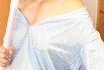 UGirls尤果网 – 两张高清照片看李莉莉如何驾驭皮衣，简直是狂野与优雅的平衡