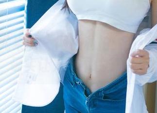 UGirls尤果网 – 网袜私拍：萌琪琪这波操作，确实让人忍不住多看几眼。