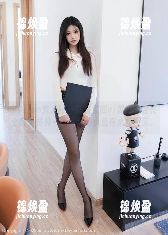 Xiuren秀人网-吃白菜的vi菜菜 Xiuren秀人网 - 吃白菜的vi菜菜的油亮全套,仿佛一条欢快的小鱼在水里游荡。
