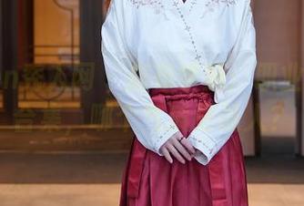 Xiuren秀人网 – 麻布学妹：职业装新秀合集，哪个气质更迷人？