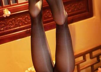 七七娜娜子的写真：体操服与耳机，这一定是练习前的奇葩搭配吧？
