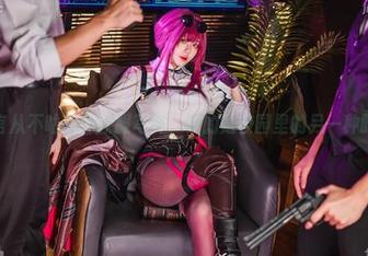 九言从不咕咕的校服写真，真的是校园里的另一种时髦