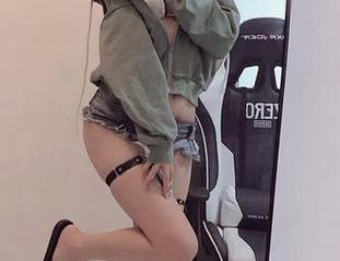 在这个图集中，佳佳好难啊的‘秘书’形象不止于此，更新中藏了啥？