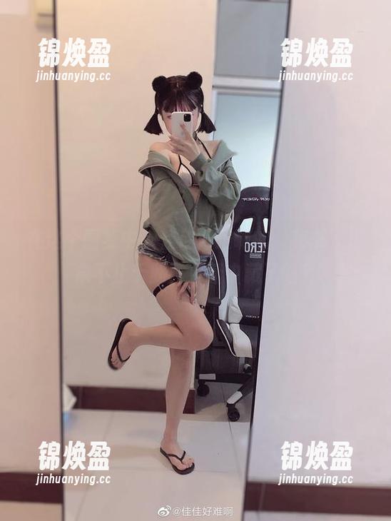 佳佳好难啊 在这个图集中,佳佳好难啊的‘秘书’形象不止于此,更新中藏了啥?
