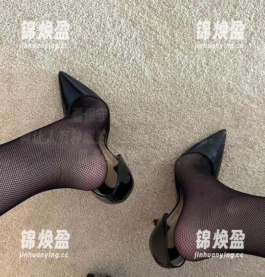 保守的二舅妈 微密圈 - 看保守的二舅妈穿的红色高跟,真让人有种想拍一万张原图的冲动。真的是“回头率”爆表!