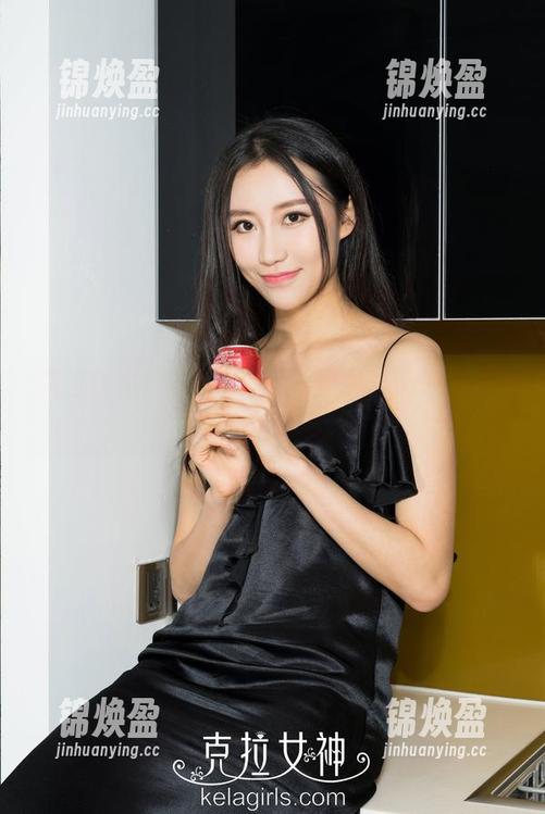 克拉女神-小芹 克拉女神 - 小芹的浴室小剧场:原图中的日常与图包的意外插曲
