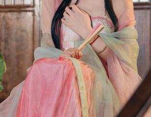小心被咬！咬人小小兔的最新修女写真曝出她更多的一面。