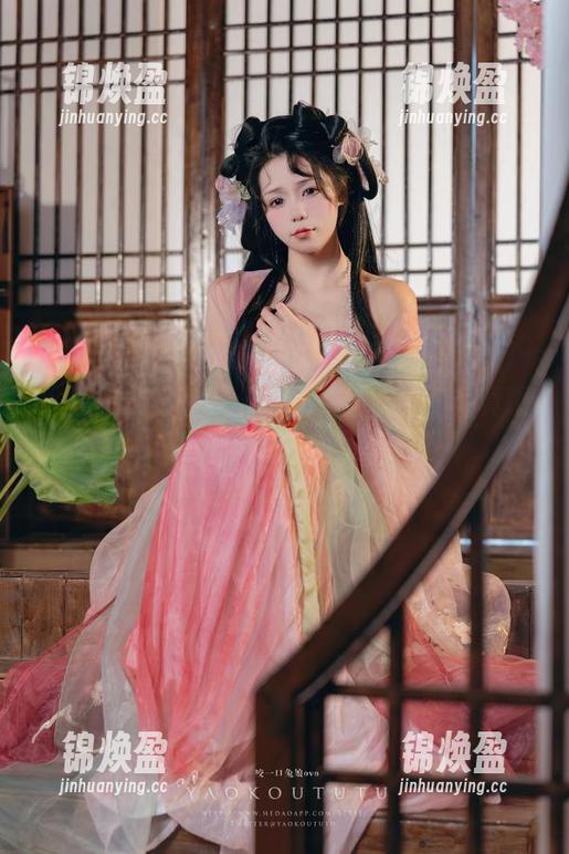 咬人小小兔 小心被咬!咬人小小兔的最新修女写真曝出她更多的一面。