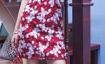 头条女神 – 杨漫妮私拍图集：黑色，简单又复杂，有点意思，但也有点沉重。