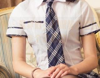 头条女神 – 说真的，柠檬酱的镂空写真，照片里面有多少个隐藏的“柠檬零食”呢？