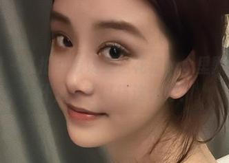 微密圈 – 私拍全靠奶雯这花裙，心里默默想：什么花可以搭这么好？