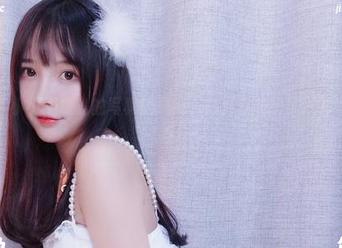 破防了，小小奶瓶儿的写真集更新，白开水毛衣居然时髦成这样？