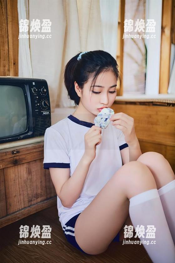 年年Nnian 最新奶牛女仆装,年年Nnian分享的独家“乳”风采,喝水小心别呛到哦!