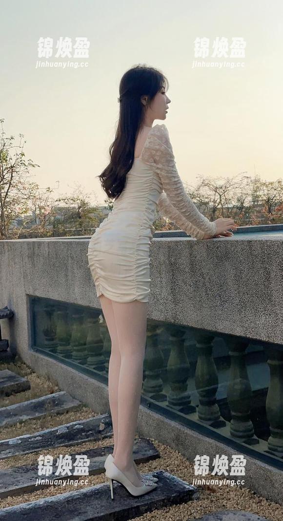 徐莉芝 微密圈 - 徐莉芝写真:长腿丝诱,原图里的每一个细节都让我挪不开眼