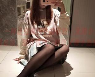 定制图集，一种正在进行中的试验：无颜小天使wy在校园走动，时而像风，时而又像小狐狸。