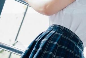 波萝社 – 柳侑绮Sevenbaby的高清职业装写真，今天的工作流由她来主导。
