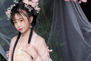 看着爆机少女喵小吉的水手服写真，这搭配也太可爱了吧，赶紧下载，满满的满足感！