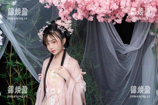 爆机少女喵小吉 看着爆机少女喵小吉的水手服写真,这搭配也太可爱了吧,赶紧下载,满满的满足感!