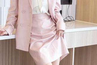 秀人网 – 梦娜Vanessa带来的牛仔裤写真：你以为是介于休闲和魅惑的碰撞？答案可能比想象更复杂。