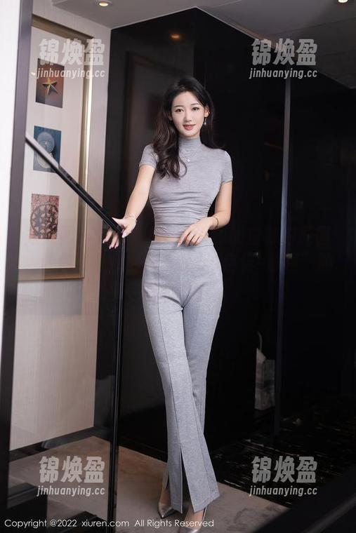秀人网-玛鲁娜Manuela 秀人网 - 玛鲁娜Manuela的白衬衫原图,让你明白什么叫“轻松+自信=超模”的完美配方!