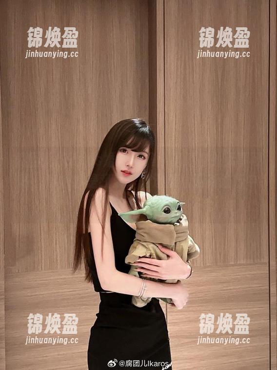 腐团儿Ikaros 腐团儿Ikaros婚纱图集:出门在外无事可做,穿婚纱是我最好的选择!更新进行中,敬请期待!