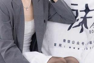 袜啵啵 – 小甜豆的灰丝写真：你以为只是灰色？其实是我心里的彩虹！