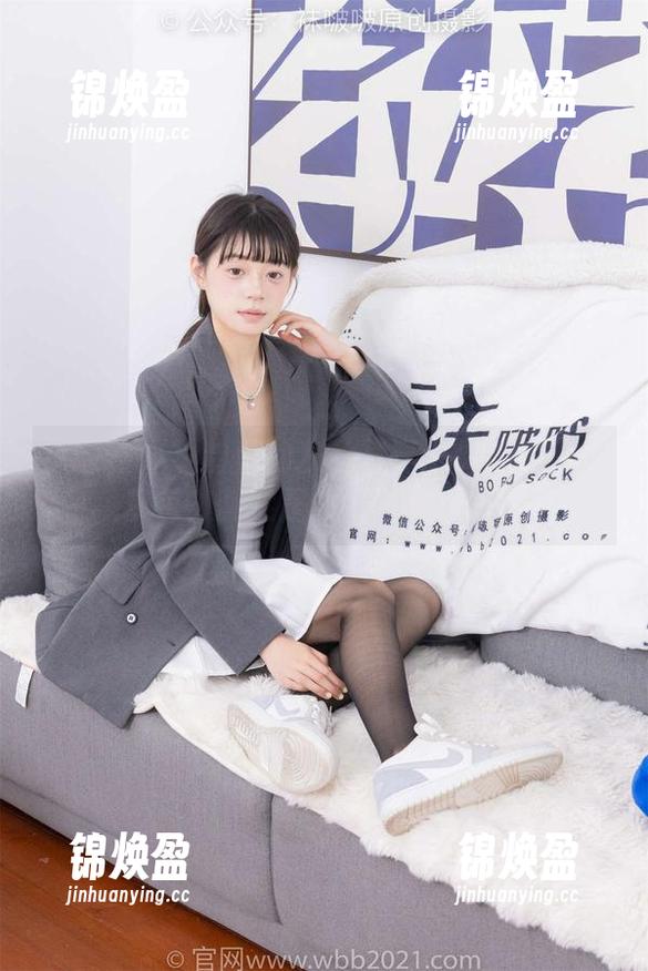 袜啵啵-小甜豆 袜啵啵 - 小甜豆的灰丝写真:你以为只是灰色?其实是我心里的彩虹!