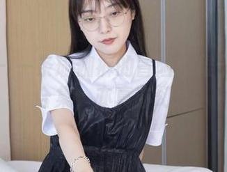 袜啵啵 – 一条瑜伽裤的冒险：稚予的写真合集，亦真亦幻。