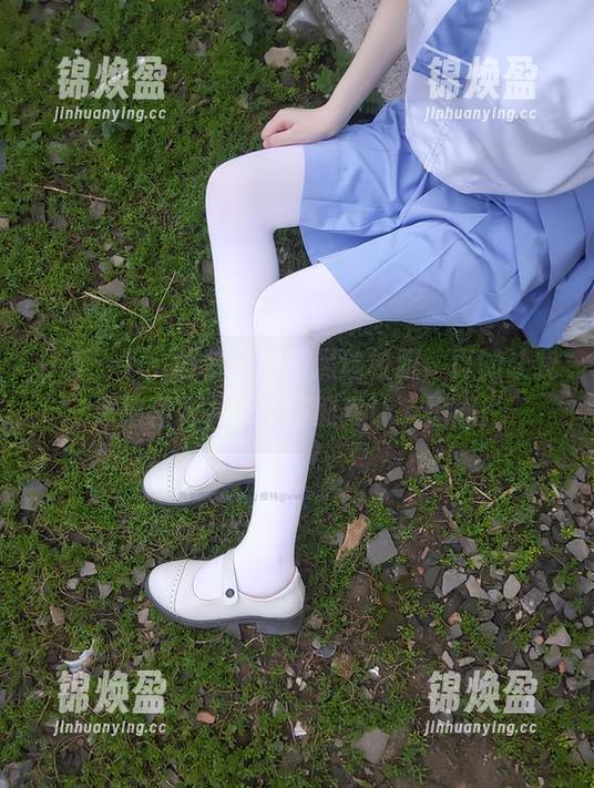 西尔酱 分享一下:西尔酱的新黑丝校服,真的让我思绪翻飞,不过搭配真让人担心。