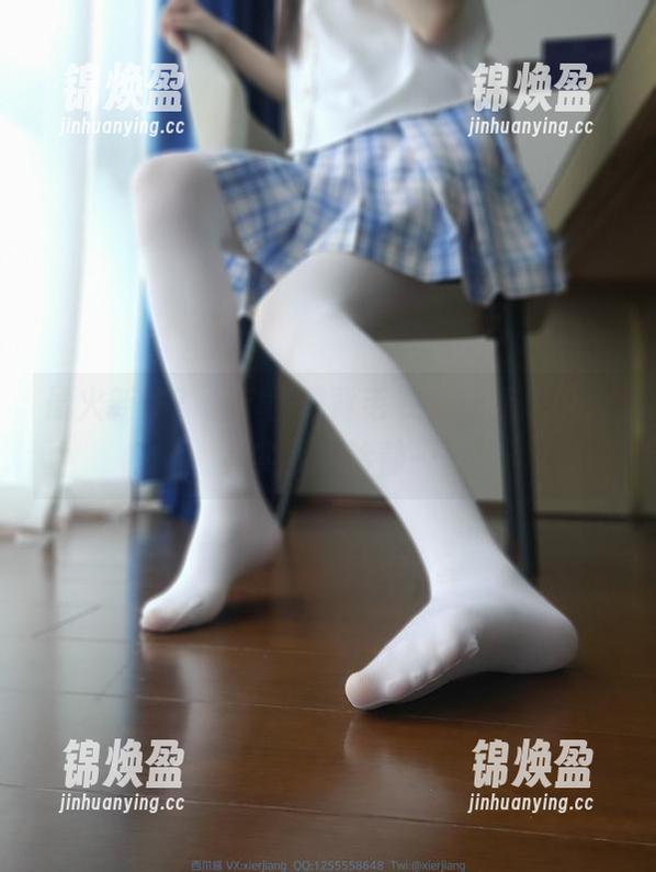 西尔酱 最火新作?西尔酱露背毛衣,让我想说,其实我能冷静…