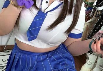 这图包真有意思，贝贝琪Becky在食蜂操祈的装扮下，居然是这样一个女孩，受不了。