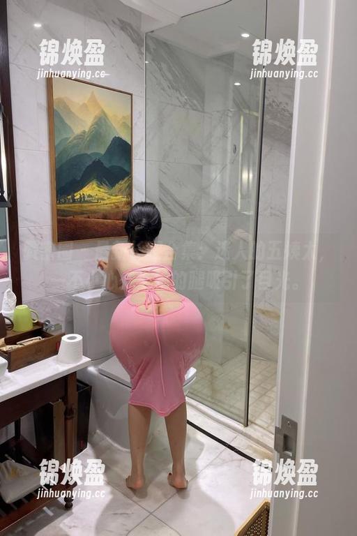 微密圈 - 最新长腿合集：迷人的五姨太，一不小心就被她的腿吸引了目光。