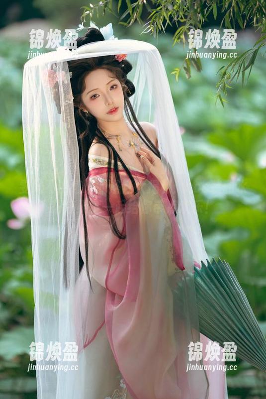 雯妹不讲道理的浴缸大揭秘：cos装和水花效果，一起给你带点欢乐！