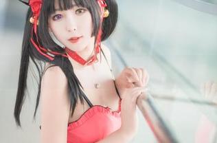 无圣光下的雯粥粥i，原图里的秘密似乎不太简单