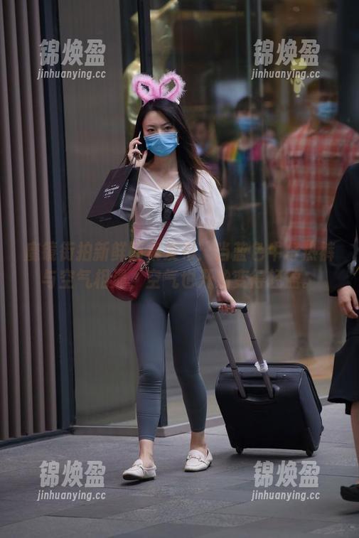 魔镜街拍 魔镜街拍新鲜图集发布:当蓝色牛仔热裤与空气相遇,空气也开始变得轻盈。