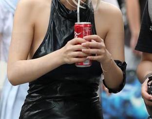 观看魔镜街拍的新作，醉得不只是酒，还有这组肉丝美腿美女！